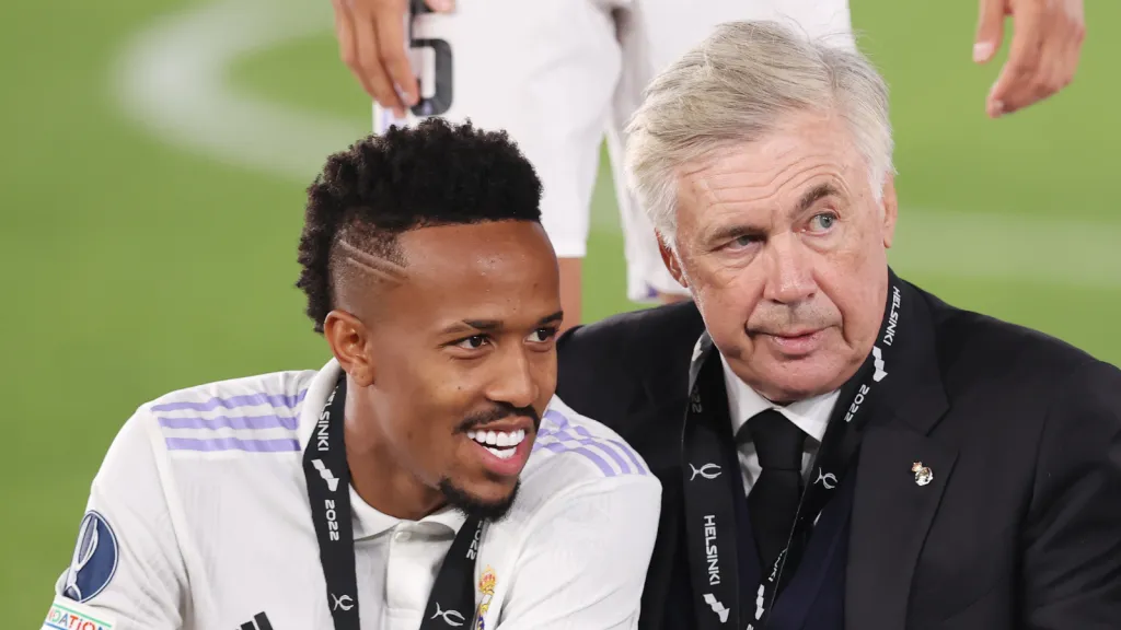 Éder Militão e Carlo Ancelotti após o título da Super Copa da UEFA (Photo by Alex Grimm/Getty Images)