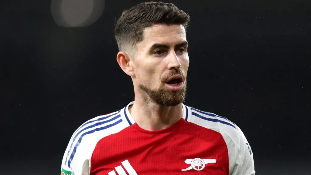 Jorginho em campo com as cores do Arsenal (Photo by Alex Pantling/Getty Images)
