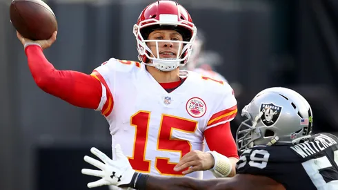 Pat Mahomes busca lançamento em partida diante do Oakland Raiders. Foto: ssociated Press / Alamy Stock Photo