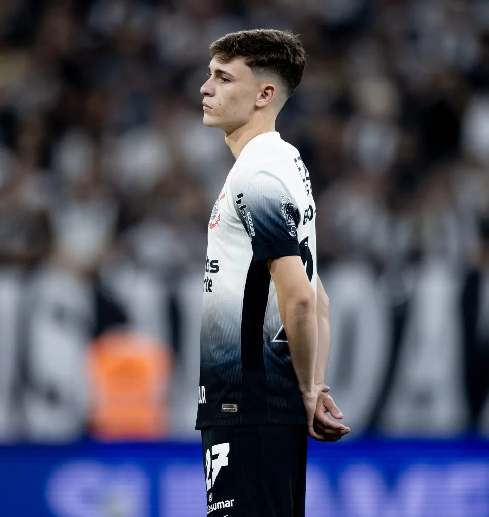 Breno Bidon com a camisa do Corinthians. Diretoria recusou proposta de grande time da Premier League, mas não descarta negociá-lo futuramente, ainda segundo a fonte. Foto: Rodrigo Coca/Agência Corinthians