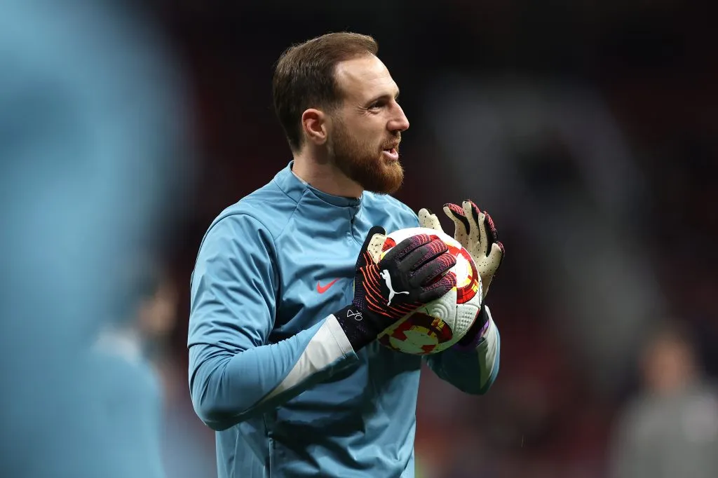 Jan Oblak em ação pelo Atlético de Madrid. Ele se tornou um alvo do Manchester United para substituir Onana (Photo by Florencia Tan Jun/Getty Images)