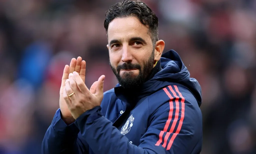 Ruben Amorim, de jaqueta azul, pelo Manchester United. .(Photo by Matt McNulty/Getty Images)