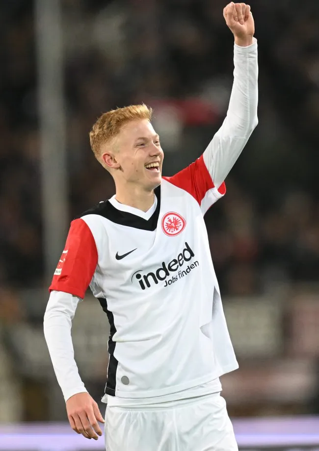 Hugo Larsson, do Eintracht Frankfurt, da Alemanha. Além do Arsenal, ele é alvo do Real Madrid, Manchester City, Manchester United, Tottenham e Liverpool. (Photo by Stuart Franklin/Getty Images)