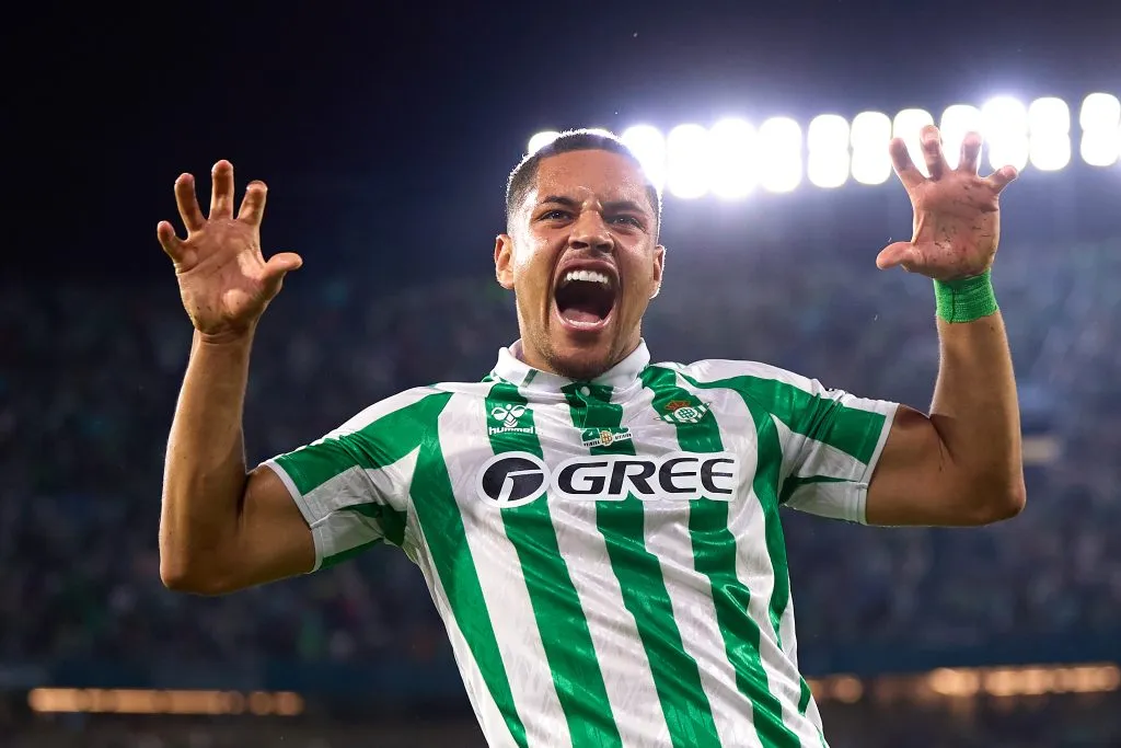 Vitor Roque celebrando gol pelo Real Betis. (Photo by Fran Santiago/Getty Images)