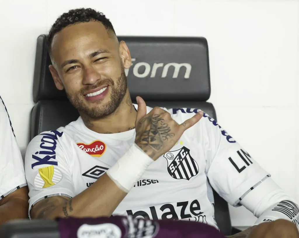 Neymar acena com a mão