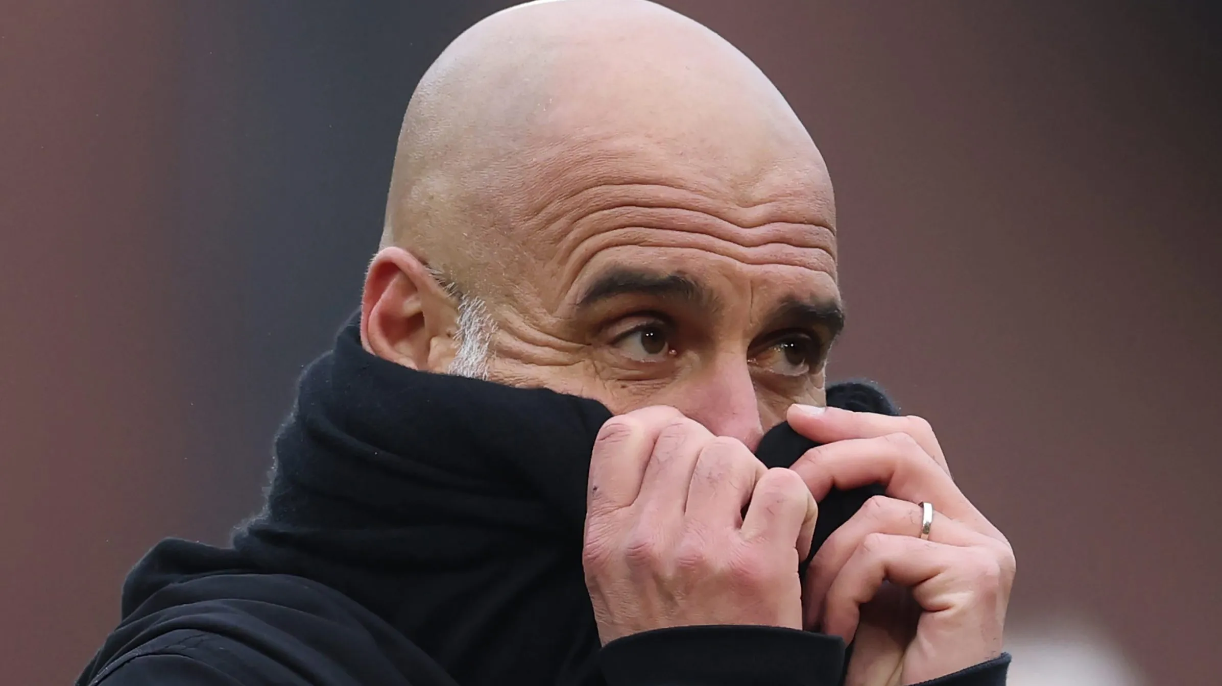 Guardiola de casaco preto