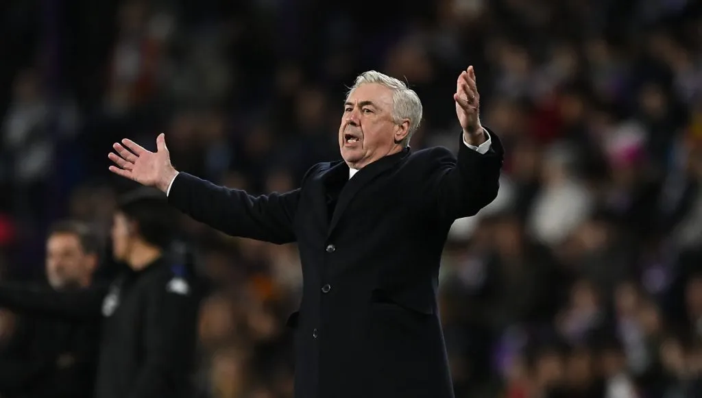 Carlo Ancelotti à beira do campo em jogo do Real Madrid (Denis Doyle/Getty Images)