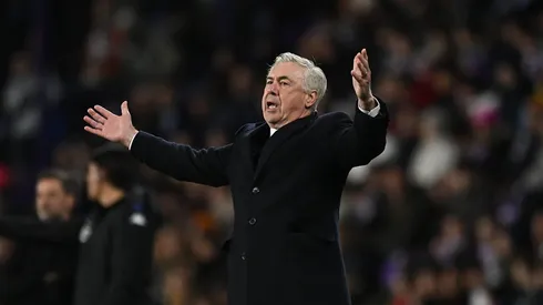 Carlo Ancelotti à beira do campo em jogo do Real Madrid. Clube pode perder mais um zagueiro. Foto: Denis Doyle