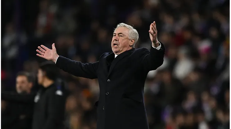 Carlo Ancelotti à beira do campo em jogo do Real Madrid. Clube pode perder mais um zagueiro. Foto: Denis Doyle