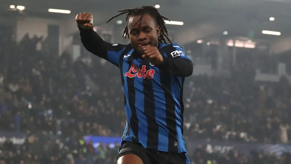 Lookman de camisa azul e preta, comemorando gol em jogo da Atalanta. Foto: Marco Luzzani/Getty Images