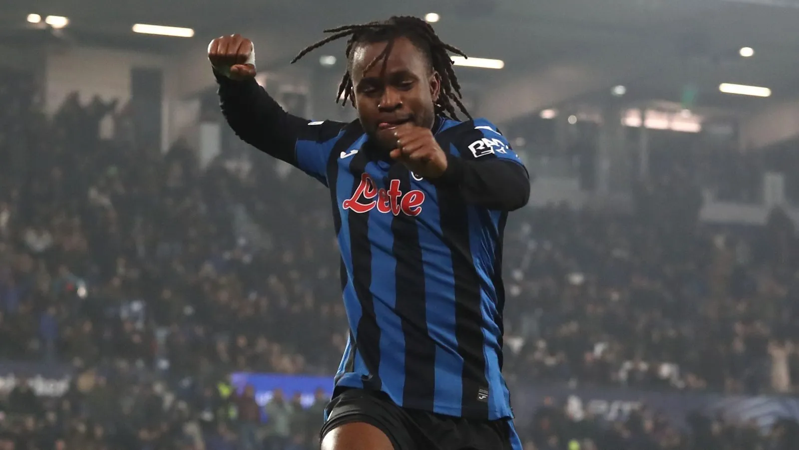 Lookman em jogo da Atalanta. Foto: Marco Luzzani/Getty Images