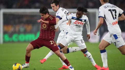Dybala e Lookman disputando bola. Nigeriano é alvo da Inter de Milão. Foto: Paolo Bruno