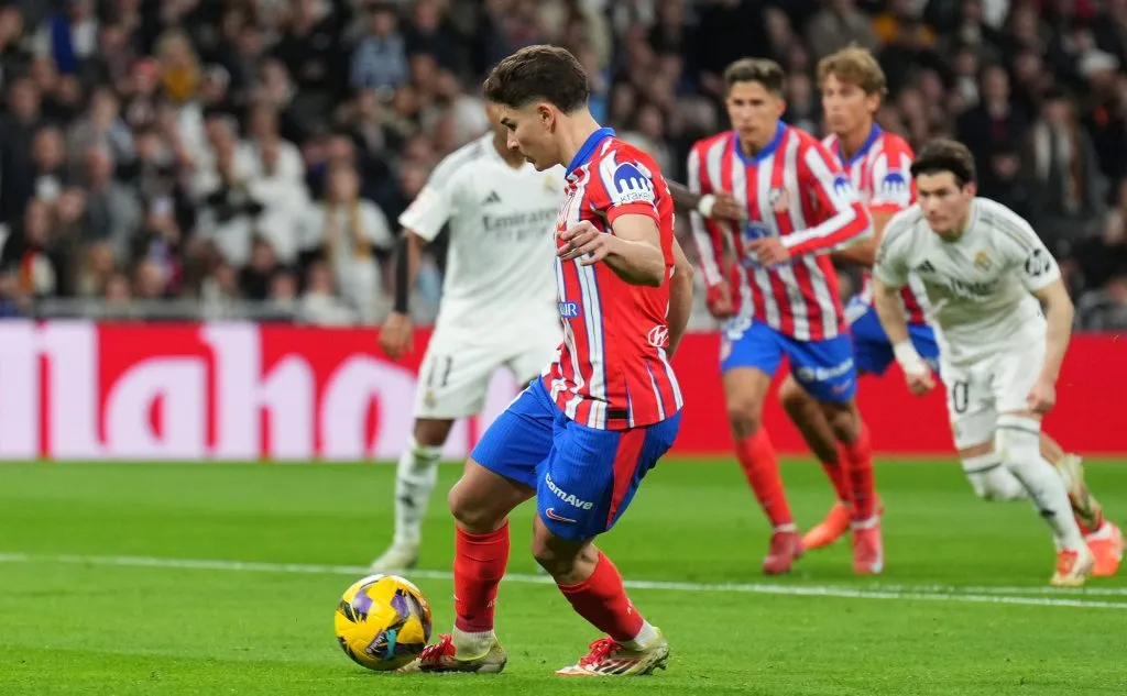 Julián Álvarez batendo pênalti de cavadinha (Angel Martinez/Getty Images)