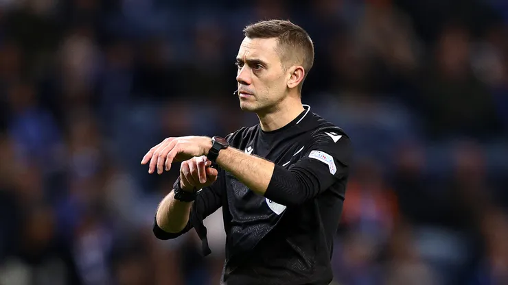 Árbitro francês Clément Turpin durante partida