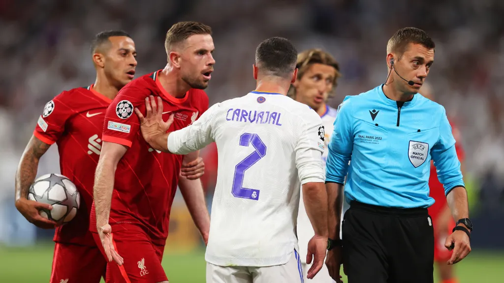 Clément Turpin em jogo Real Madrid x Liverpool (Photo by Catherine Ivill/Getty Images)