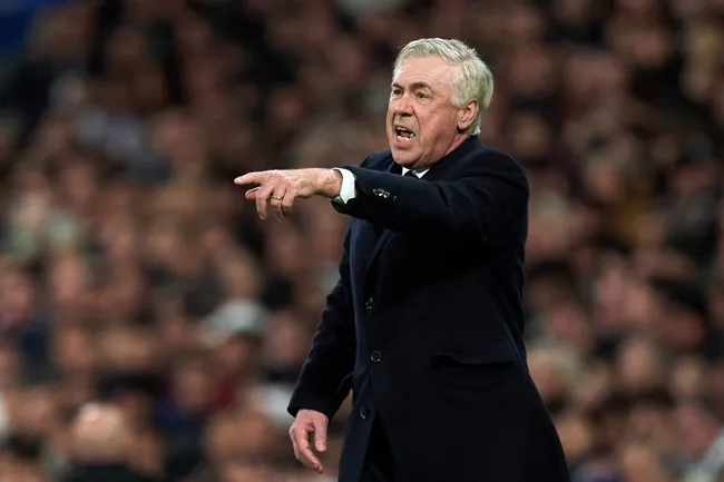 Ancelotti de casaco preto