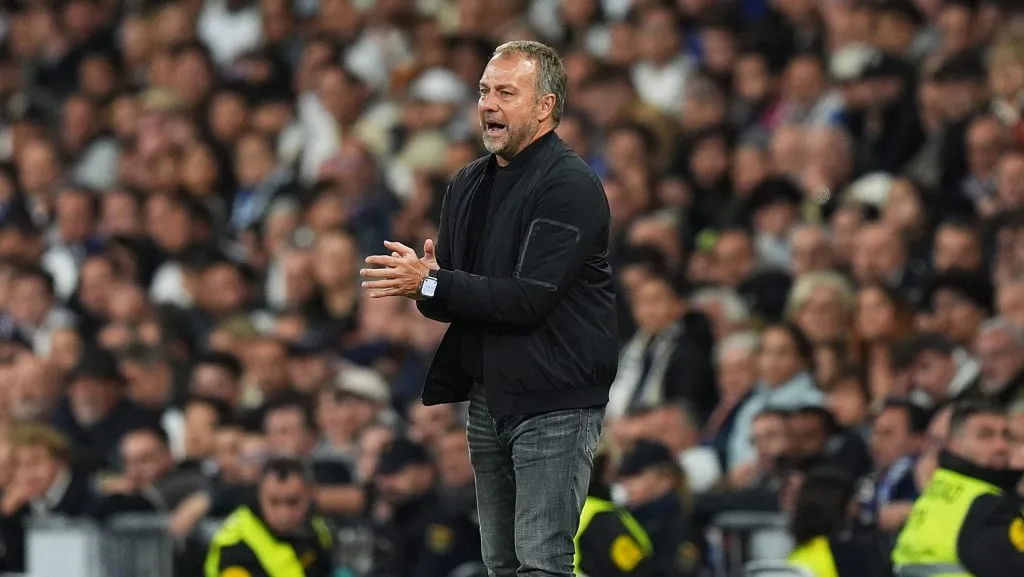 Hansi Flick incentivando os jogadore do Barcelona (Angel Martinez/Getty Images)