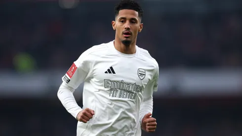 Saliba é zagueiro do Arsenal (Photo by Alex Pantling/Getty Images)