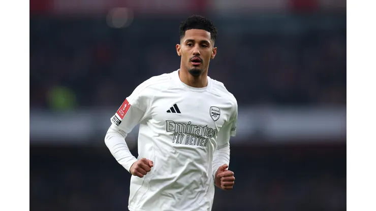 Saliba é zagueiro do Arsenal (Photo by Alex Pantling/Getty Images)