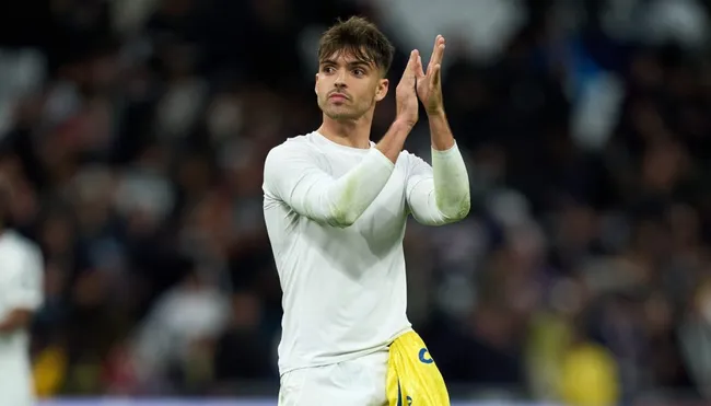 Raúl Asencio aplaudindo os torcedores do Real Madrid (Angel Martinez/Getty Images)