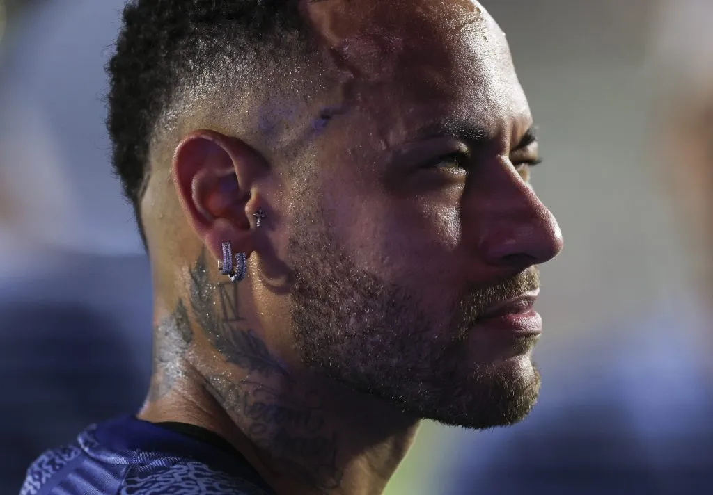 Neymar com aspecto de sério