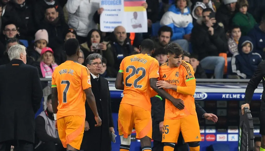 Vini Jr, Rudiger e Raúl Asencio em campo pelo Real Madrid ( David Ramos/Getty Images)