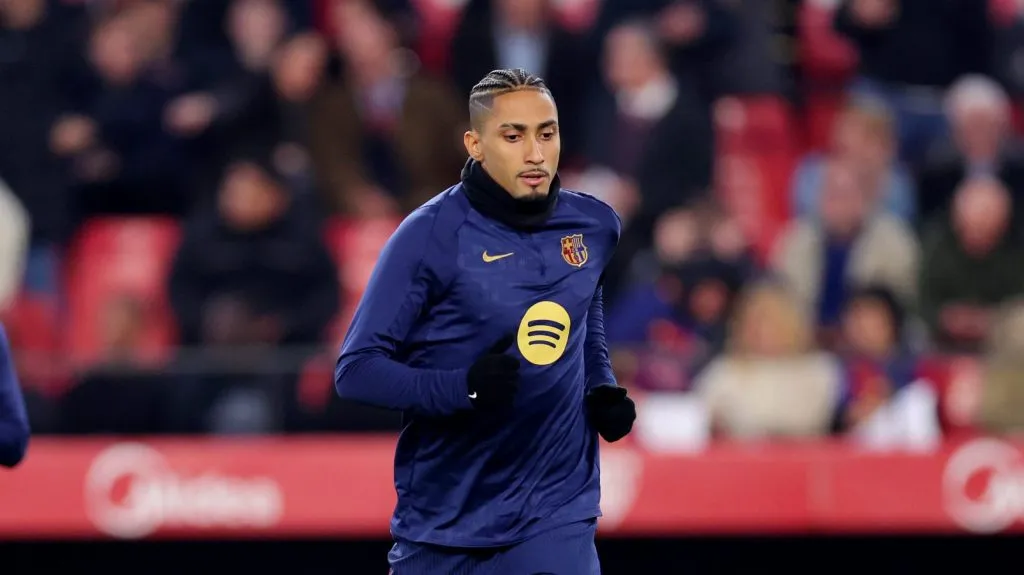 Raphinha em aquecimento pelo Barcelona (Fran Santiago/Getty Images)