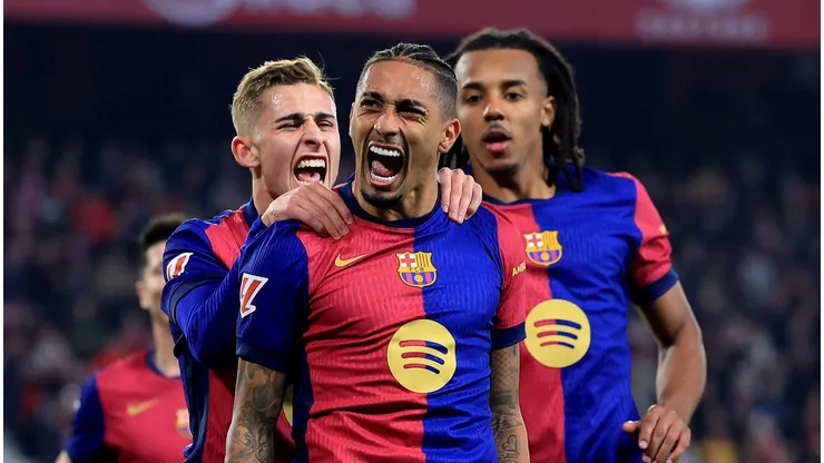 Barcelona de Raphinha vence em LaLiga e atacante fala de quase saída do clube.