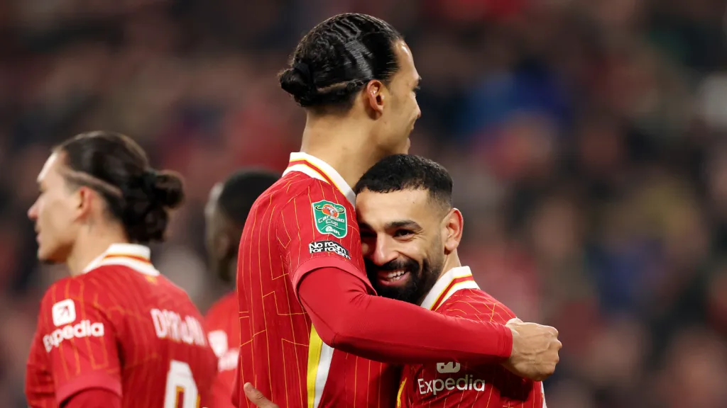 Van Dijk ao lado de Salah em jogo do Liverpool (Photo by Carl Recine/Getty Images)