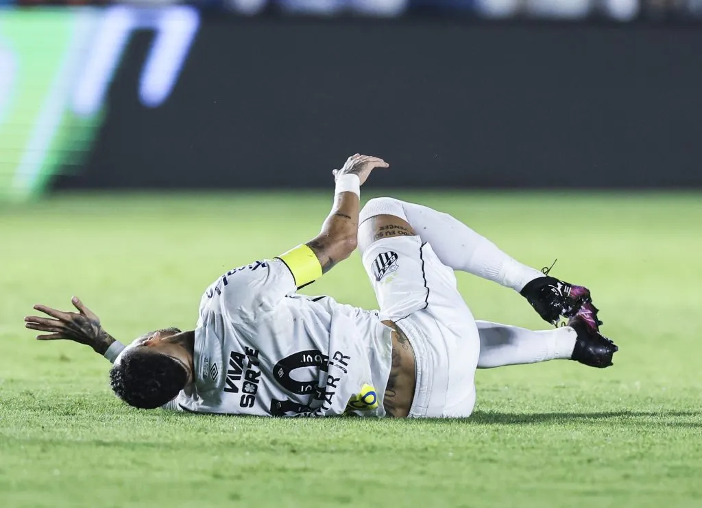 Neymar caído em campo
