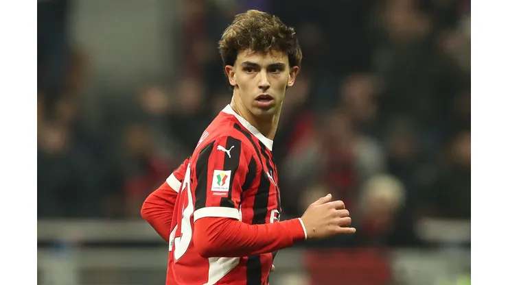 João Félix com a camisa do Milan (Photo by Marco Luzzani/Getty Images)