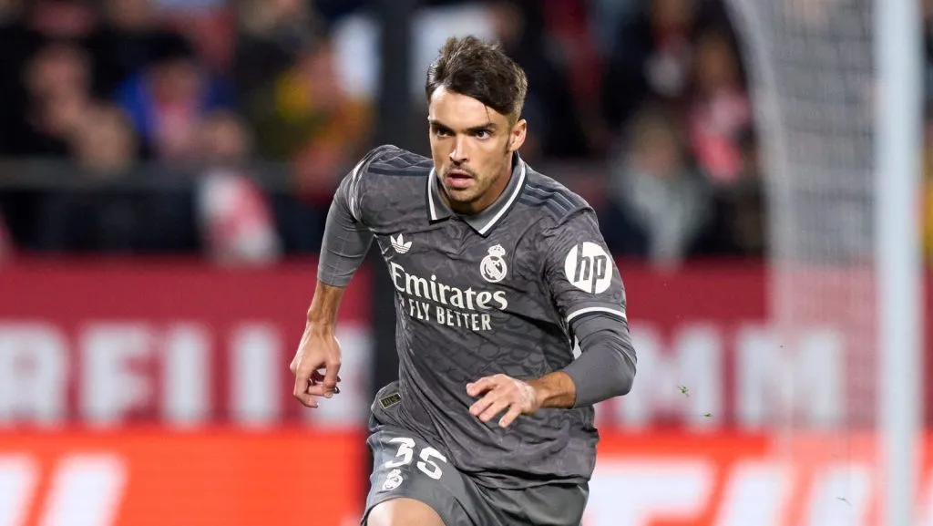 Raúl Asencio em campo pelo Real Madrid (Alex Caparros/Getty Images)