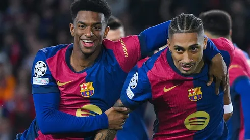 Raphinha e Alejandro Balde em ação pelo Barcelona. O segundo é alvo do Manchester United (Photo by David Ramos/Getty Images)