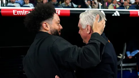 Marcelo abraça Ancelotti no banco de reservas do Real Madrid. Foto: Angel Martinez/Getty Images