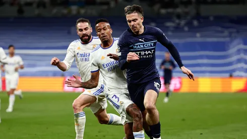 Jack Grealish marcado por Éder Militão em partida entre Real Madrid e Manchester City na semifinal da Champions League. Foto: DAX Images / Alamy Stock Photo