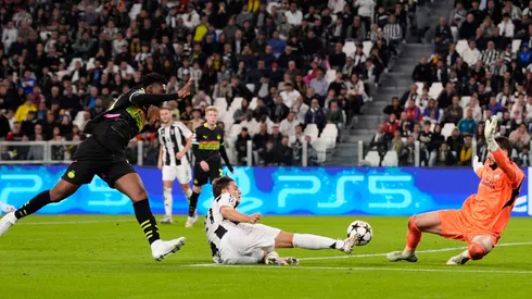 Jogadores de PSV e Juventus dividem bola em partida da Champions League. Foto: Nicolò Campo / Alamy Stock Photo