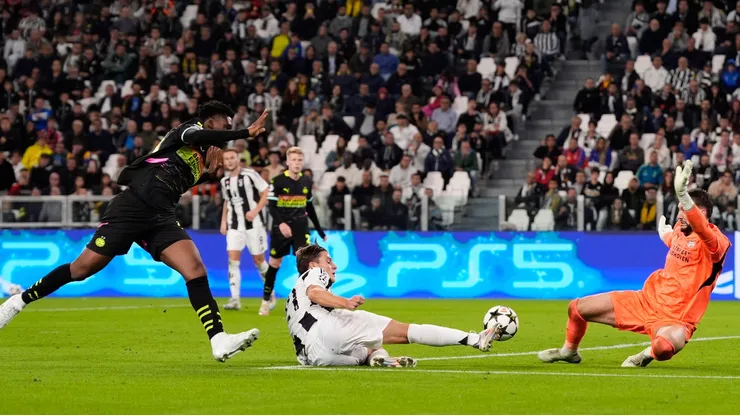 Jogadores de PSV e Juventus dividem bola em partida da Champions League. Foto: Nicolò Campo / Alamy Stock Photo