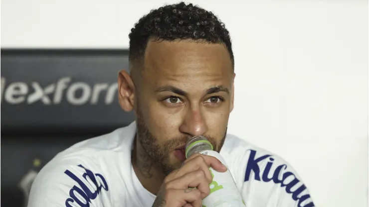 Neymar se prepara para jogo contra o Corinthians.