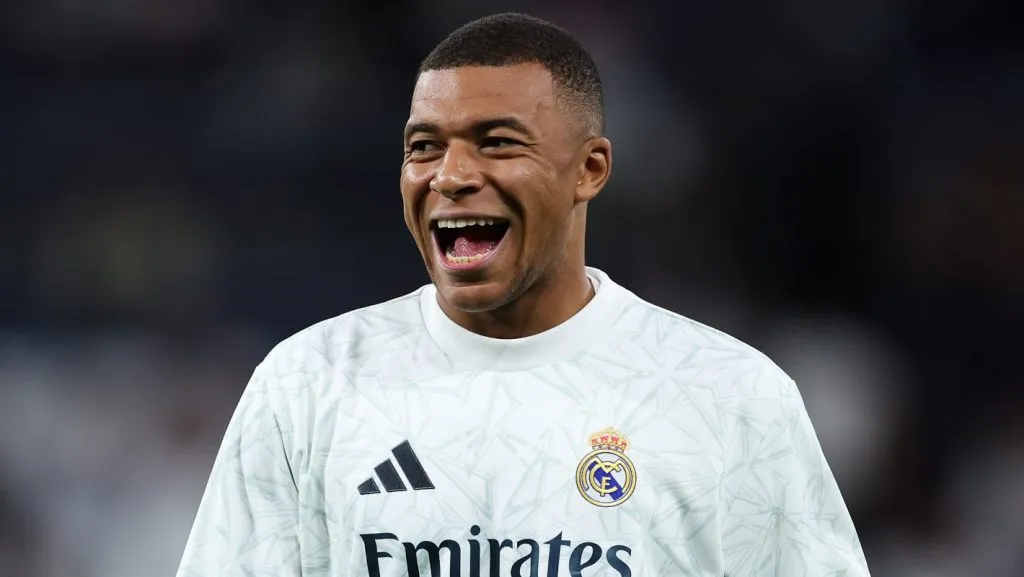 Mbappé, de camisa branca, com escudo do Real Madrid. Craque jogou com alvo do Liverpool. (Photo by Gonzalo Arroyo Moreno/Getty Images)
