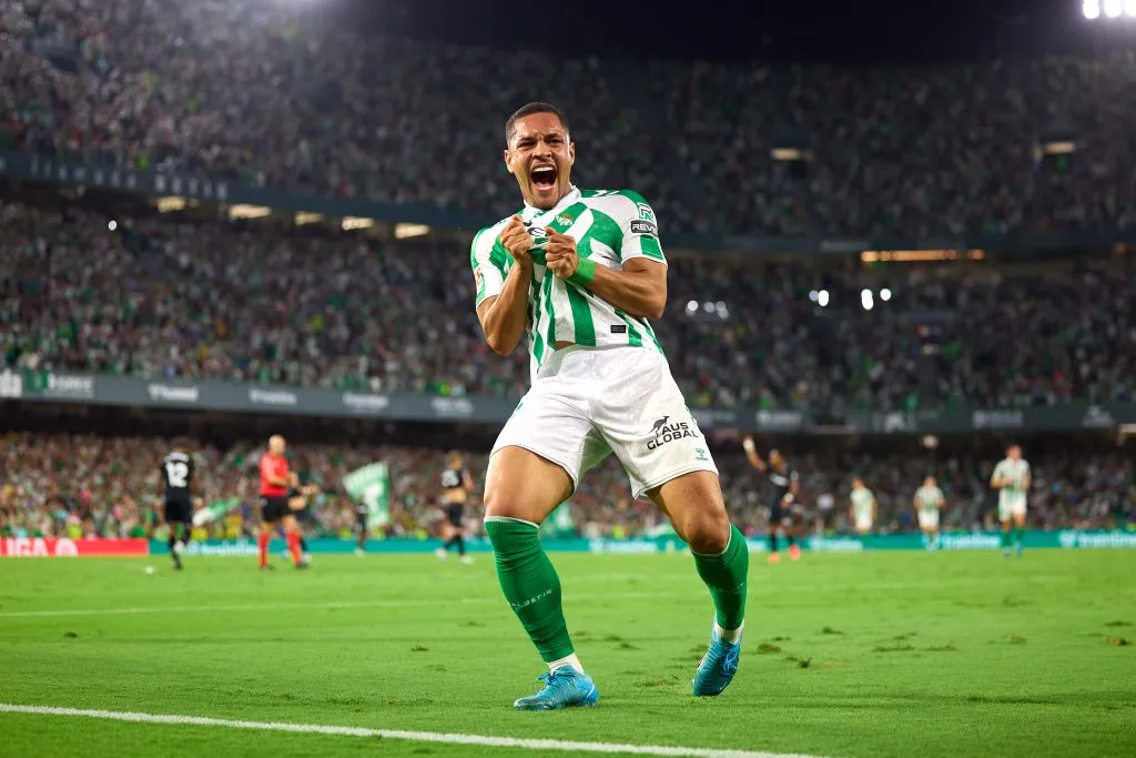 Vitor Roque, alvo do Palmeiras,com a camisa verde e branca, do Real Betis. (Photo by Fran Santiago/Getty Images)