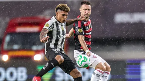 Igor Jesus e Léo Ortiz dividem bola na final da Supercopa Rei entre Botafogo e Flamengo. Foto: Sipa US / Alamy Stock Photo