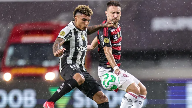 Igor Jesus e Léo Ortiz dividem bola na final da Supercopa Rei entre Botafogo e Flamengo. Foto: Sipa US / Alamy Stock Photo