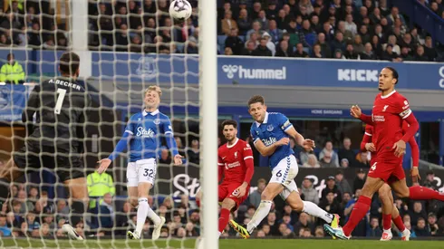 James Tarkowski do Everton tenta finalização contra o gol de Alisson. Foto: Sportimage Ltd / Alamy Stock Photo