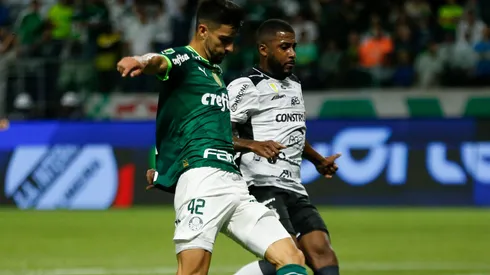 Flaco Lopez divide a bola com jogando da Inter de Limeira em partida do Palmeiras no Allianz Parque. Foto: SPP Sport Press Photo. / Alamy Stock Photo
