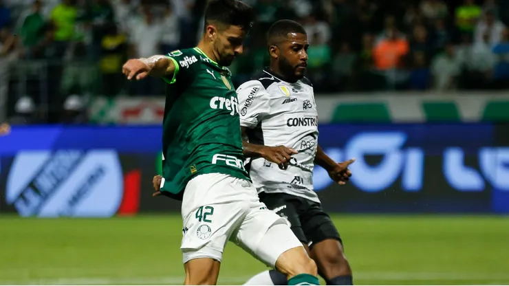 Flaco Lopez divide a bola com jogando da Inter de Limeira em partida do Palmeiras no Allianz Parque. Foto: SPP Sport Press Photo. / Alamy Stock Photo