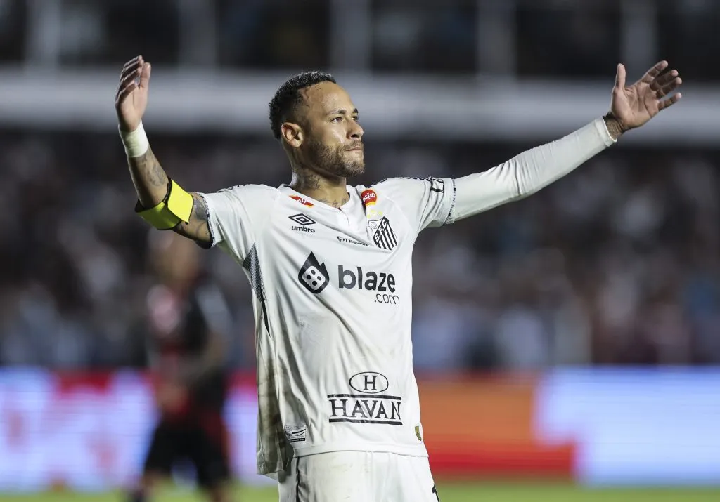 Neymar acena para torcedores