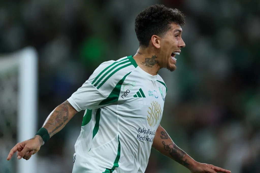 Roberto Firmino em campo (Photo by Yasser Bakhsh/Getty Images)