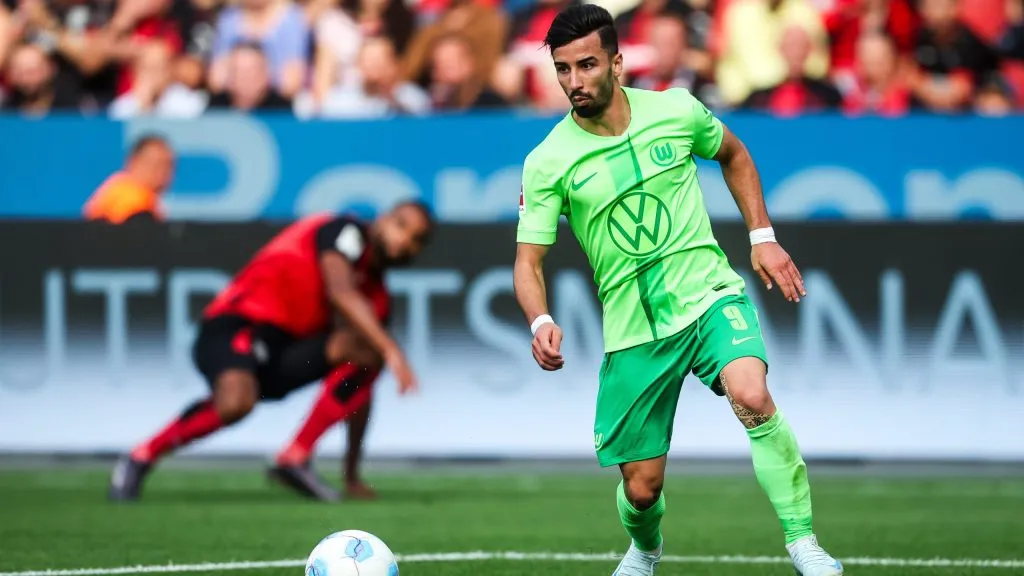Mohamed Amoura em jogo do Wolfsburg. Foto: Leon Kuegeler/Getty Images
