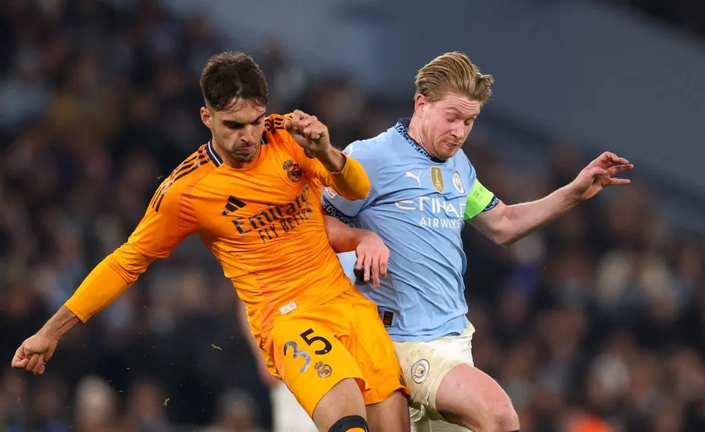 Raúl Asencio em disputa com Kevin De Bruyne (Carl Recine/Getty Images)