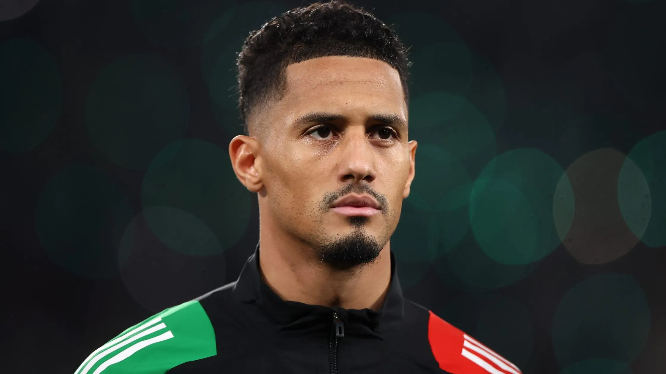 Saliba, alvo do Real Madrid, de jaqueta preta, verde e vermelha, pelo Arsenal. (Photo by Alex Pantling/Getty Images)